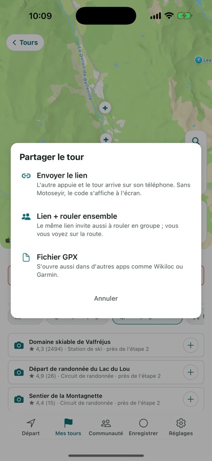 La position en direct des amis sur l’itinéraire pendant une sortie en groupe